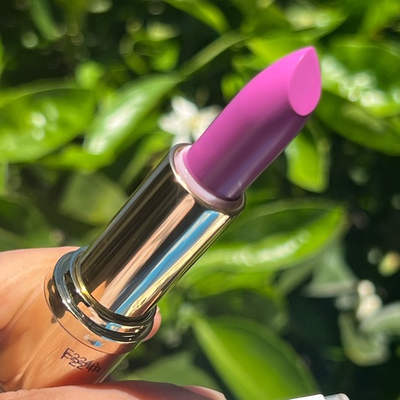 Lipstick - Picture 12 of 16